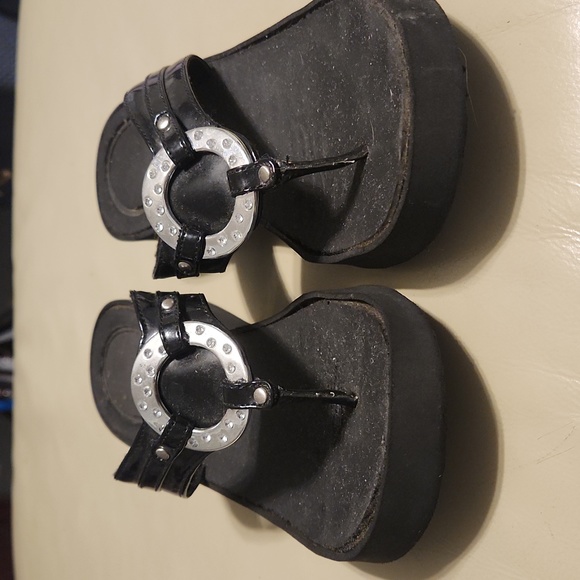 Make offer! Sandals silver emblem on black strap (size 6) Lightweight - Picture 2 of 9